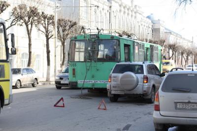 В центре Рязани иномарка столкнулась с троллейбусом